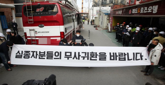 17일 오후 사고 현장 부근에서 화정동 아이파크 예비입주자대표회의 대표가 정몽규 회장의 책임 없는 사퇴를 규탄하는 성명서를 낭독하고 있다. <연합뉴스>
